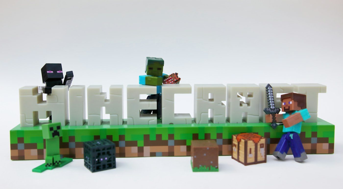 Figurki i napis Minecraft z klocków