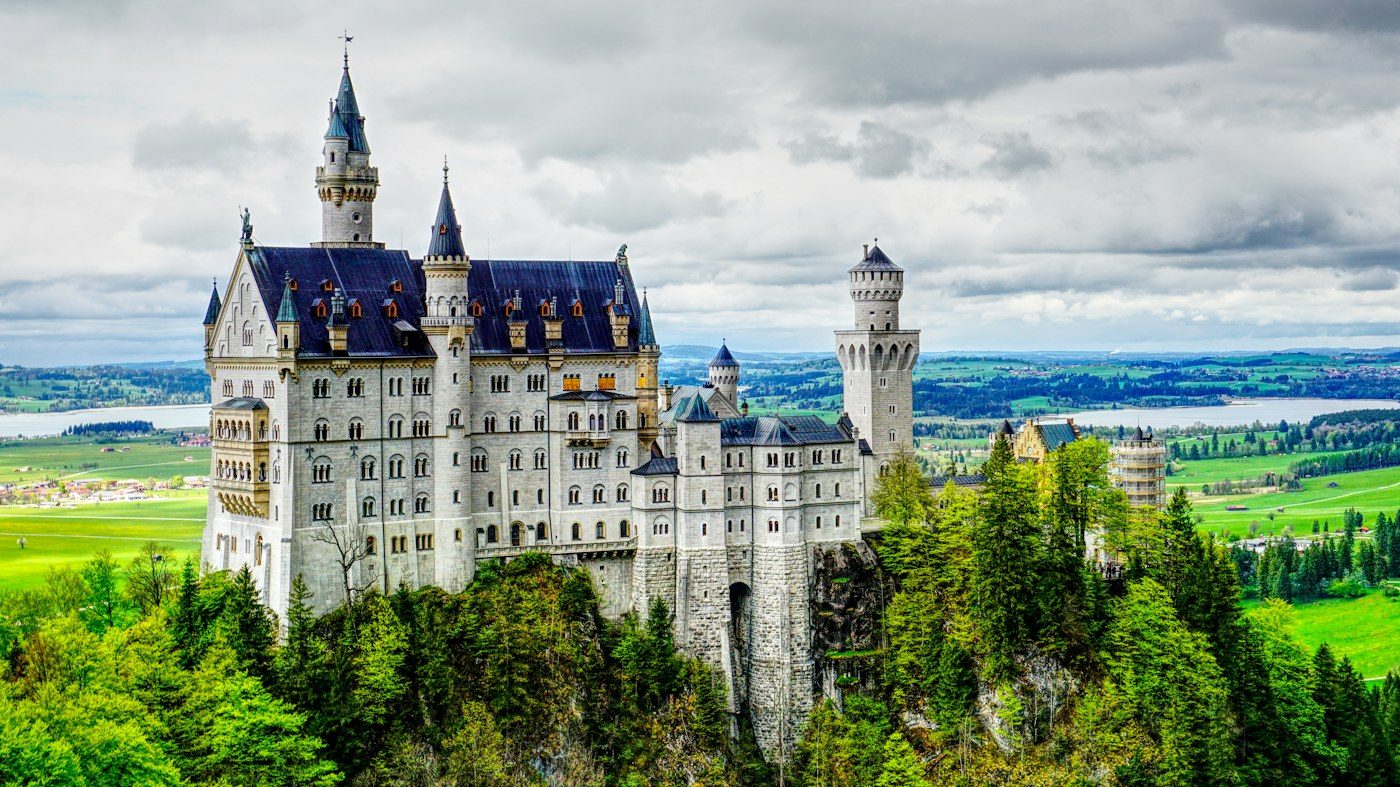 Zamek Neuschwanstein na wzgórzu